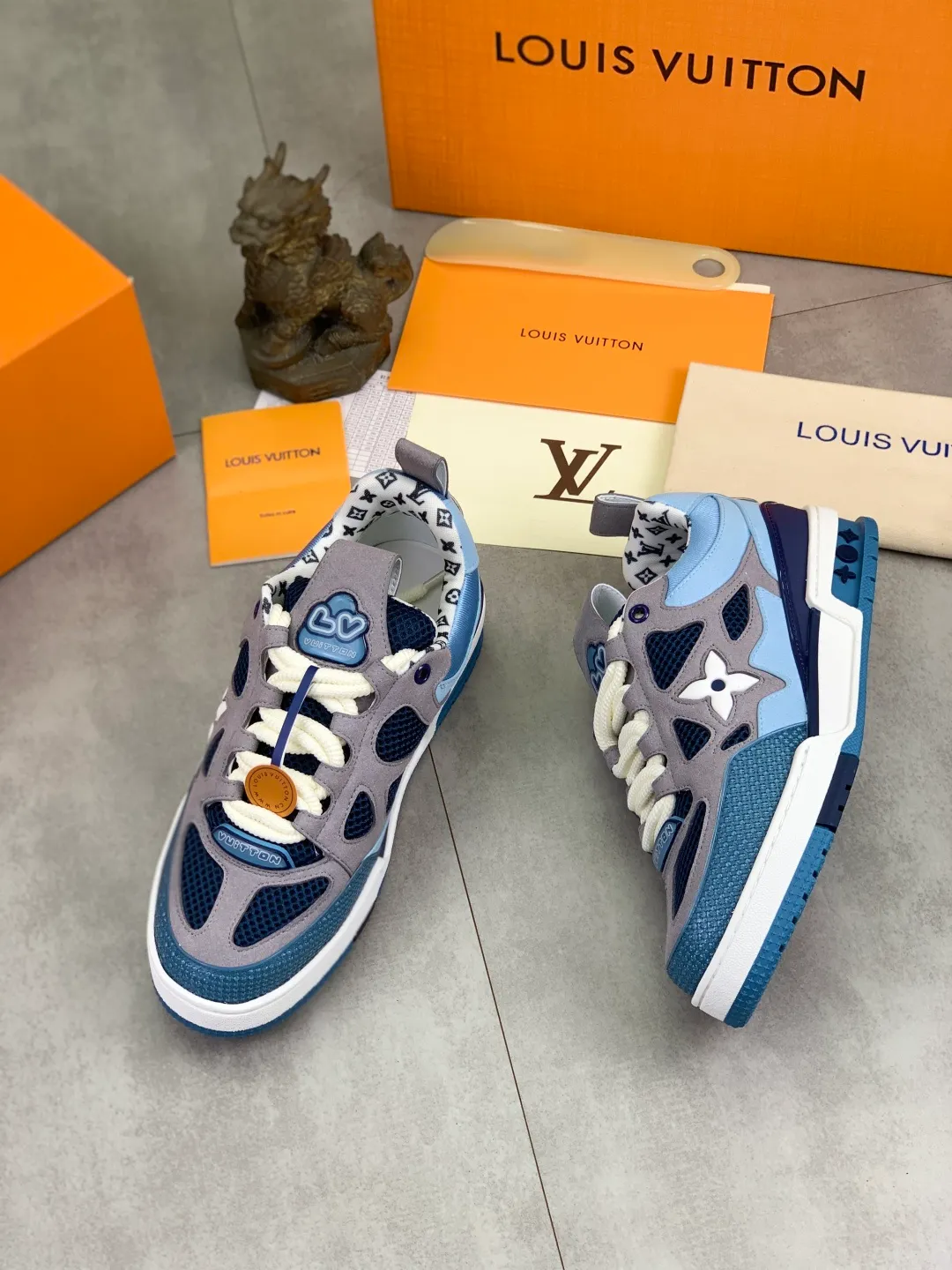 Men's Men's Shoes 💰P660 New The new LV TRAINER series of sneakers are on sale. This LV Trainer sneaker reinterprets Virgil Abloh's classics with nubuck and grained cow leather, and is decorated with Monogram flowers on the rubber outsole of the same color. A deformed Monogram flower occupies the sides, contrasting with the asymmetric Louis and Vuitton logos at the rear. The original version was designed by Virgil Abloh and was inspired by vintage basketball shoes. Featuring LV monograms on the tongue and upper, a scripted Louis Vuitton logo on the sides and a #54 logo on the rear, the rubber outsole features Monogram flowers and continues the comfort of an innovative gel outsole. Comes with original drawer box and complete packaging! Color: 3️⃣colors available